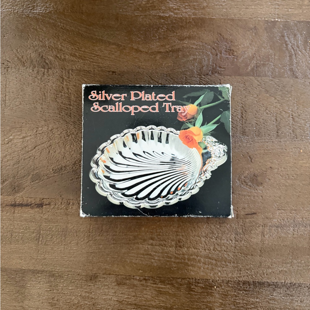 SMALL SILVER PLATED SCALLOPED TRAY W/HANDLE 5" x 6". NEW IN BOX.